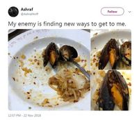 Hii.. Ada Kecoa Sembunyi di Cangkang Kerang Pesanan Pengunjung Ini!