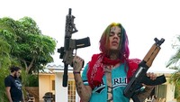 Selain itu ia juga didakwa atas kepemilikan senjata api tanpa izin. Dok. Instagram/6ix9ine