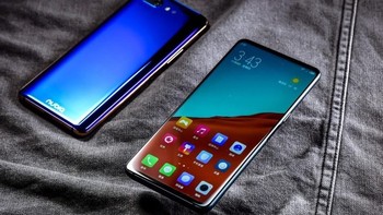 Layar utama ponsel ini punya bentangan 6,26 inch dengan resolusi 2280 x 1080 pixel. Foto: Sina Mobile