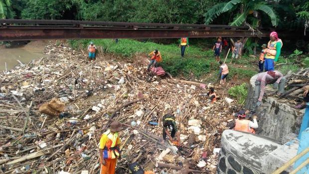 Ada 20 personel pasukan katak Dinas Lingkungan Hidup (DLH) Kota Bekasi dikerahkan membersihkan sampah bambu.