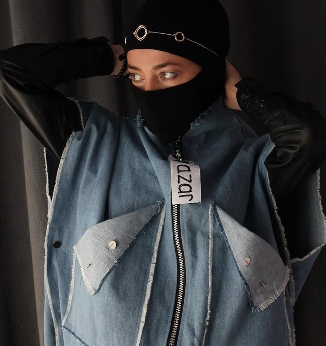 Jaket jeans dibuat ala street style khas anak muda juga dipadukan dengan detail typography yang juga sedang hits. Tampaknya By A.Zar ini ingin menyajikan desain busana muslim yang kontemporer. Foto: Instagram/by_a.zar