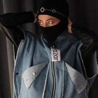 Jaket jeans dibuat ala street style khas anak muda juga dipadukan dengan detail typography yang juga sedang hits. Tampaknya By A.Zar ini ingin menyajikan desain busana muslim yang kontemporer. Foto: Instagram/by_a.zar