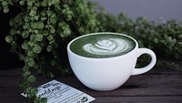 Matcha latte sebenarnya bisa juga bisa disajikan dingin dengan tambahan es batu. Tapi orang tampaknya lebih suka menikmatinya dalam versi hangat. Foto : instagram @thegooddaycafeudon