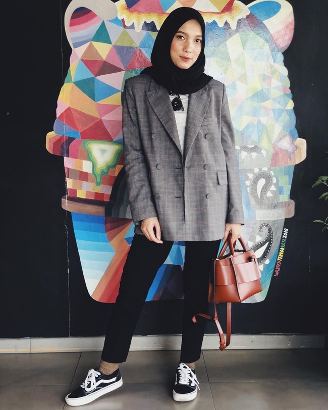 Jenahara juga tampil berbeda saat memakai oversized blazer bernuansa abu-abu. Oversized blazer bisa dipadukan dengan celana yang lebih slim agar tetap proporsional. Foto: Instagram