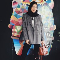Jenahara juga tampil berbeda saat memakai oversized blazer bernuansa abu-abu. Oversized blazer bisa dipadukan dengan celana yang lebih slim agar tetap proporsional. Foto: Instagram