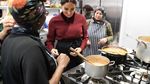 Ini Keseruan Meghan Markle Saat Masak Bersama Komunitas Muslim di London