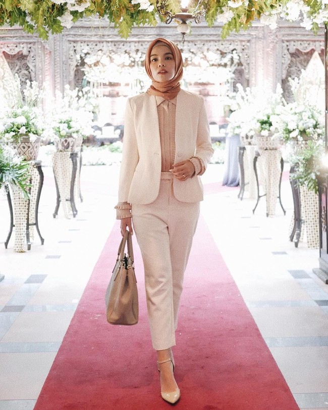 Guru yang mengajar di sekolah memiliki aturan pakaian khusus. Mereka harus tampil formal, sehingga seringkali terpaku pada pemilihan pakaian yang itu-itu saja. Padahal ada banyak cara untuk tampil stylish di era ini. Foto: Instagram