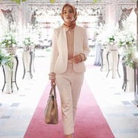 Guru yang mengajar di sekolah memiliki aturan pakaian khusus. Mereka harus tampil formal, sehingga seringkali terpaku pada pemilihan pakaian yang itu-itu saja. Padahal ada banyak cara untuk tampil stylish di era ini. Foto: Instagram