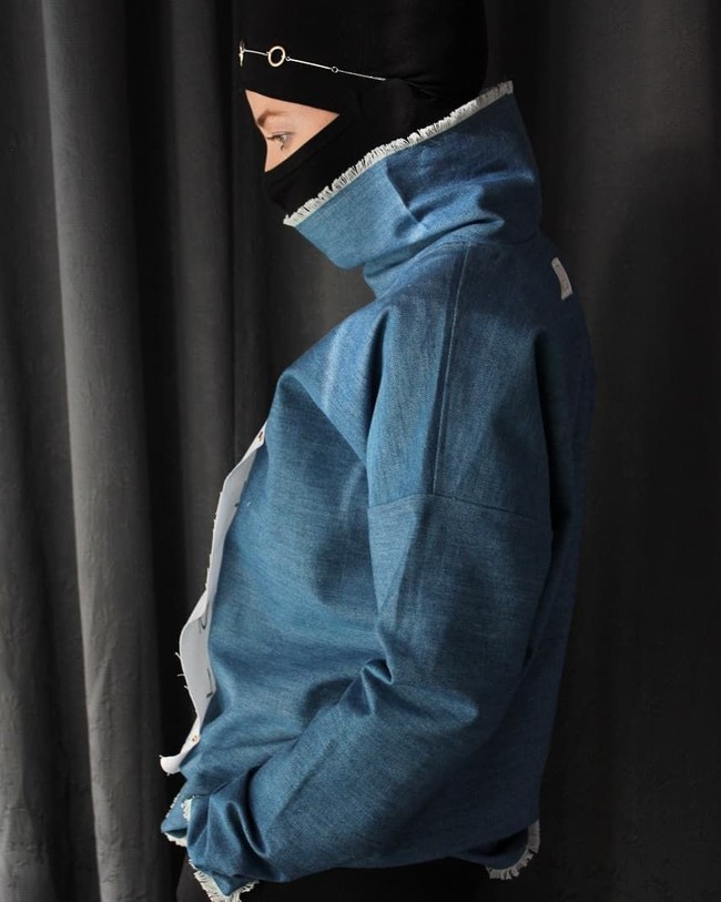 Brand busana muslim itu bernama By A.Zar. Seorang wanita Rusia bernama Zarina Aslanova menjadi desainer koleksi busana unik bercadar itu. Foto: Instagram/by_a.zar