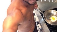Selain jago nyanyi dan menari, Usher juga punya hobi masak. Ia sering membagikan aktivitasnya saat mencoba belajar memasak di rumahnya. Foto: Instagram @usher