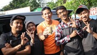 Foto bersama anak muda, ini gaya Sandiaga Uno saat menikmati kopi di Pasar Santa. Foto: Instagram@sandiuno