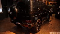 Mercedes-AMG G63 Edition 1 yang hanya diproduksi selama satu tahun pertama semua produksi G-Class ini masih mempertahankan mesin V8 biturbo 4.0 liter dengan torsi 627lbf-ft. Dengan tenaga yang mencapai 577 HP, mobil ini mampu mencapai kecepatan maksimum 240 kmh dan berakselerasi dari 0-100 kmh dalam waktu 4,4 detik.