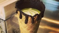 Unik banget matcha latte yang ini karena disajikan dalam wafer cone seperti es krim. Lebih mantap lagi karena pinggirannya diberi cokelat. Foto : instagram @paraneewisate