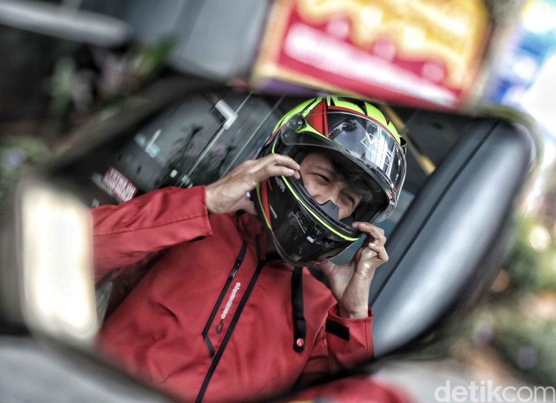 Rider mengenakan helm. Foto: Pradita Utama Rider mengenakan helm. Foto: Pradita Utama