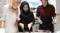 Para wanita dari komunitas ini adalah orang-orang yang diajak Meghan untuk berkolaborasi membuat buku masak. Total ada 50 resep hasil kolaborasi yang akhirnya dicetak dalam buku berjudul Together : Our Community Cookbook Foto: Istimewa/Independent