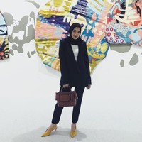Pertama, blazer jadi salah satu pilihan tepat untuk tampil formal. Ada banyak sekali desain blazer yang bisa kamu pilih dan padupadankan. Jenahara misalnya yang memilih satu set blazer klasik warna hitam dan memadukannya dengan sepatu kuning. Foto: Instagram