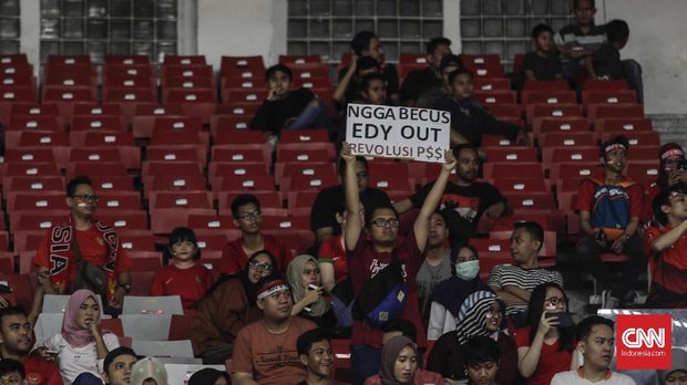 Supporters announced the overthrow of President Edy Rahmayadi of the PSSI during the Indonesian national team's match against the Philippines.