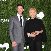 Debora-Lee Furness beruntung bisa menikahi Hugh Jackman. Begitu pula sang aktor, merasa beruntung memiliki istri yang juga bisa menjadi teman dalam suka maupun duka. Pada 2008, pemeran Wolverine ini terpilih jadi Pria Paling Seksi yang pernah ada. Foto: Getty Images