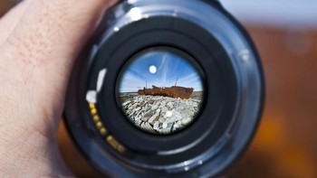 Moore pun memotret sebuah bongkahan kapal yang karam di pesisir pantai Irlandia. Istimewa/Boredpanda.