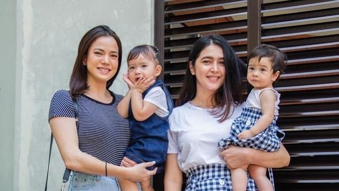 Artis yang kompak dengan anak perempuannya/ Foto: Dok. Instagram/nsyakieb85 Artis yang kompak dengan anak perempuannya/ Foto: Dok. Instagram/nsyakieb85