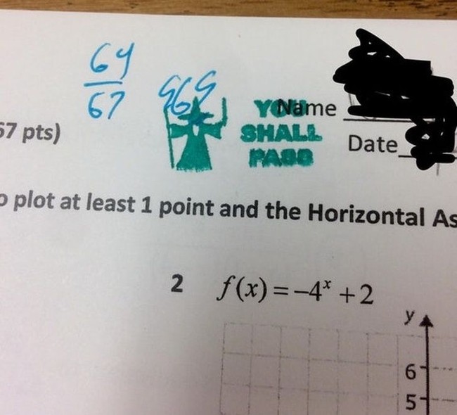 Beberapa guru membuat murid terkesan ketika menambahkan sentuhan personal dalam cara mengajar mereka. Salah satunya dilakukan guru berikut. Guru Aljabar tersebut membuat cap bertema film Lord of The Rings yang jadi favoritnya untuk ditempel di kertas ujian. Foto: Reddit pm_socrates