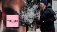 Kaca toko tak lepas jadi sasaran pelemparan oleh demonstran (Foto: Dok. REUTERS/Benoit Tessier)