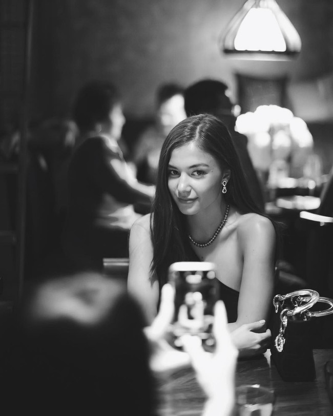 Inilah Anisha Isa-Kalebic, wanita yang dikabarkan menjalin asmara dengan pangeran tampan pewaris Kesultanan Brunei Darussalam, Pangeran Abdul Mateen. Foto: Instagram @anishaik