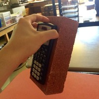 Kadang peralatan kelas sering hilang dan membuat kesal guru. Guru ini pun punya solusinya. Agar tidak hilang, kalkulator kelas ditaruh dalam sebuah batu bata. Foto: Reddit CnoUsernamHere 