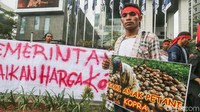 Pendemo mendesak pemerintah memperbaiki harga jual kopra untuk menjamin kesejahteraan petani sekaligus meninjau izin perkebunan kelapa sawit di Maluku dan Maluku Utara.