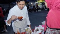  Kali ini Emil sedang jajan jajanan tradisional milik Kabupaten Gresik. Lagi-lagi jajanan bercitarasa pedas yang jadi pilihan. Foto: Instagram emildardak
