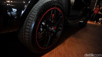 Pada sisi eksterior SUV ini ditutup dengan dominasi hitam matte dengan beberapa aksen merah pada penutup spion sekeliling pinggiran. Mercedes-Benz G63 AMG menggunakan pelek 22 inci berwarna hitam matte dengan tepi pelek berwarna merah. Tampilan luar juga dilengkapi dengan grill Panamericana dan knalpot samping di bawah skid.