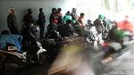 Hujan, Kolong Semanggi Jadi Tempat Berteduh Pemotor