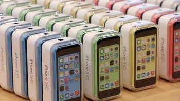 iPhone 5C juga banyak dinilai bukan ponsel yang benar benar baru. Spesifikasinya sangat mirip dengan iPhone 5, hanya saja desainnya berubah. Foto: Getty Images
