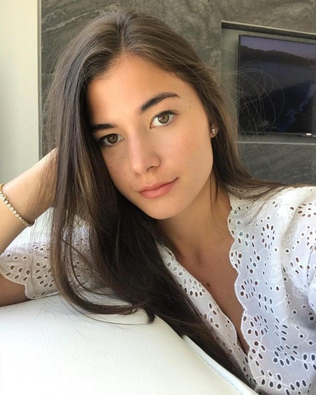 Ada juga netizen yang menyebutkan kalau Anisha merupakan sepupu jauh dari anak keempat Sultan Brunei Darussalam tersebut. Foto: Instagram @anishaik