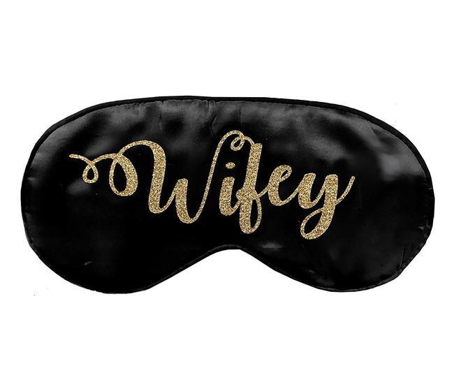 Demi mendapat tidur berkualitas, Priyanka Chopra memerlukan masker mata yang sangat halus terbuat dari sutra. Keinginannya hadir dengan bordir emas tulisan Wifey seharga US$ 22 atau Rp 300 ribuan. Foto: Dok. Amazon