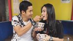 Momen Kulineran Romantis Angbeen Rishi yang Baru Dilamar Adly Fairuz