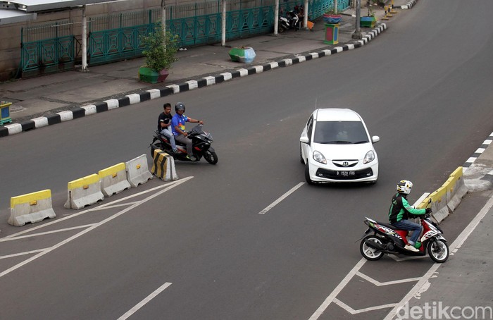 Para pemotor di Jalan Letjend Suprapto Senen, Jakarta, masih saja nekat lawan arah. Meski telah dilakukan razia para pengendara itu tak kapok melawan arus.