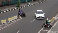 Adapula pengendara mobil yang memilih melawan arus daripada harus memutar balik.