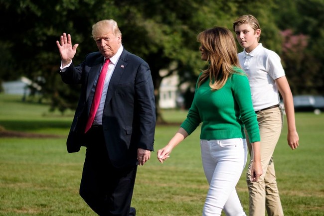 Saat ini diperkirakan tinggi badan Barron Trump sudah mencapai 180 cm lebih. Berdasarkan data Center for Disease Control and Prevention (CDC) di Amerika Serikat, tinggi ideal anak laki-laki usia 12 tahun 149 cm. Maka bisa dibilang Barron Trump cukup tinggi untuk anak seusianya. Foto: Getty Images