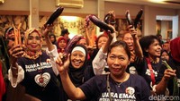 Ibu-ibu yang menamakan Suara Emak Peduli Indonesia membawa berbagai sayuran ke lokasi deklarasi di Cikini, Jakarta Pusat, Senin (26/11/2018).