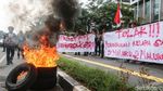 Aksi Bakar Ban di Kemendag Gara-gara Harga Kopra Anjlok