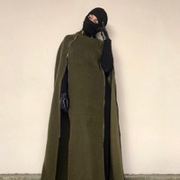 Dilansir dari Instagram resminya, By A.Zar menyajikan koleksi busana muslim bercadar yang menyesuaikan dengan tren fashion terkini. Cadar dipadukan dengan aksesori di kepala atau headpiece. Foto: Instagram/by_a.zar