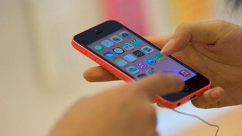 Pada September 2014, iPhone 5C versi 16 GB dan 32 GB telah dipensiunkan dan diganti hanya model 8 GB. Setahun kemudian pada September 2015, iPhone 5C versi 8 GB pun tidak lagi dipasarkan. Foto: Getty Images