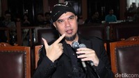 Momen saat Ahmad Dhani menyanyikan lagu Bohemian Rhapsody sebelum sidang dimulai.