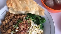Salah satu mie ayam Bangka terkenal ini punya tampilan menggoda. Toppingnya berlimpah dan pelengkapnya komplet. Foto: Instagram @mieayambangka78