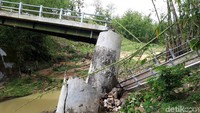 Jembatan Clebung di Bojonegoro ambruk akibat banjir bandang pada Minggu (25/11/2018) malam.