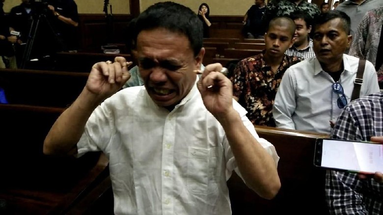 Gubernur Irwandi Copot Alat Bantu Dengar di Sidang Dakwaan Gubernur Irwandi Copot Alat Bantu Dengar di Sidang Dakwaan