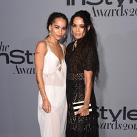 Zoe bersama ibunya, aktris Lisa Bonet. Gaun putih yang menerawang jadi andalan. (Foto: Getty Images)