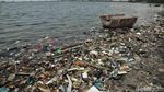 Sampah Plastik Ancam Laut Jakarta