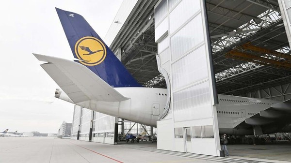 Pintu hangar tidak bisa menutup keseluruhan karena sirip ekor Airbus A380 terlalu panjang. Pesawat ini memiliki panjang 73 meter (Munich Airport/CNN Travel)  